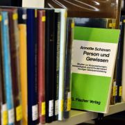 Person und Gewissen heißt die Doktorarbeit, in der ausgerechnet die für Forschung zuständige Ministerin plagiiert haben soll. Person und Gewissen heißt die Doktorarbeit, in der ausgerechnet die für Forschung zuständige Ministerin plagiiert haben soll.