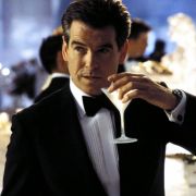Pierce Brosnan war der von allen James Bonds der eleganteste. 1995 gab er sein 007-Debüt in Golden Eye. Pierce Brosnan war der von allen James Bonds der eleganteste. 1995 gab er sein 007-Debüt in Golden Eye.