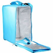 Platz ist genug in der Box-In-Bag-Kühltasche, um einen ganzen Getränkekarton darin zu verstauen. Platz ist genug in der Box-In-Bag-Kühltasche, um einen ganzen Getränkekarton darin zu verstauen.