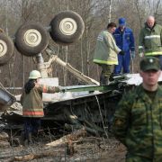 Wrackteil der verunglückten Maschine: Bei dem Flugzeugabsturz am 10. April 2010 war unter anderem Präsident Lech Kaczynski und seine Frau Maria ums Leben gekommen. Wrackteil der verunglückten Maschine: Bei dem Flugzeugabsturz am 10. April 2010 war unter anderem Präsident Lech Kaczynski und seine Frau Maria ums Leben gekommen.