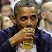 Präsident Barack Obama trinkt gern mal ein Bier - besonders gern sein eigenes Honig-Gebräu. Präsident Barack Obama trinkt gern mal ein Bier - besonders gern sein eigenes Honig-Gebräu.