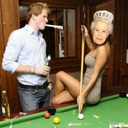 Prinz Harry sorgt mit seiner Strip-Poker-Affäre für Wirbel. Sein Doppelgänger Roddy Walker hat seitdem viel zu tun. Prinz Harry sorgt mit seiner Strip-Poker-Affäre für Wirbel. Sein Doppelgänger Roddy Walker hat seitdem viel zu tun.