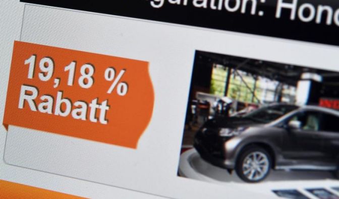 Profitieren von Prozenten: Vermittlungsportale im Internet gewähren oft höhere Rabatte für Neuwagen als lokale Händler. Doch Käufer sollten die AGB genau lesen.