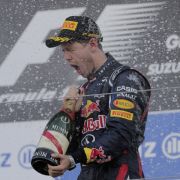 Prost! Sebastian Vettel ist in der zweiten Saisonhälfte in Fahr- und Feierlaune gekommen. Prost! Sebastian Vettel ist in der zweiten Saisonhälfte in Fahr- und Feierlaune gekommen.