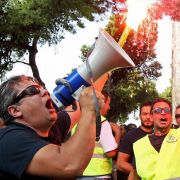 Protest gegen noch mehr Kürzungen: Polizeibeamte demonstrieren in Thessaloniki gegen den Sparkurs der Regierung. Protest gegen noch mehr Kürzungen: Polizeibeamte demonstrieren in Thessaloniki gegen den Sparkurs der Regierung.