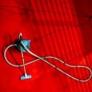 Putzen statt Häuser planen: Laut einer DGB-Studie arbeiten viele Fachkräfte als Geringverdiener. Putzen statt Häuser planen: Laut einer DGB-Studie arbeiten viele Fachkräfte als Geringverdiener.