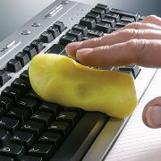 Zugegeben, diese Masse sieht aus wie Knete. Aufgewärmt presst sie sich jedoch in die Tastaturzwischenräume und nimmt Dreck auf. Zugegeben, diese Masse sieht aus wie Knete. Aufgewärmt presst sie sich jedoch in die Tastaturzwischenräume und nimmt Dreck auf.