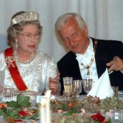 Nein, das ist nicht ihr Prinz: Aber für Richard von Weizsäcker gab's auch schon mal ein Staatsbankett im Buckingham Palace. Nein, das ist nicht ihr Prinz: Aber für Richard von Weizsäcker gab's auch schon mal ein Staatsbankett im Buckingham Palace.