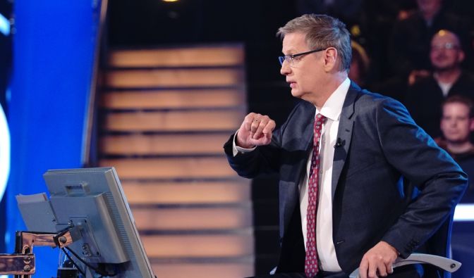 Quizmaster Günther Jauch fühlt seinen Kandidaten bei