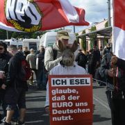 Rechtsextreme Gedanken verbreiten sich im Osten - hier eine NPD-Zusammenrottung in Brandenburg. Rechtsextreme Gedanken verbreiten sich im Osten - hier eine NPD-Zusammenrottung in Brandenburg.