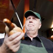 Lecker Bratwurst: Meist steht aber die Ehefrau von Reiner Calmund am Herd. Er sei dann «am Teller zuhause», sagt er. Lecker Bratwurst: Meist steht aber die Ehefrau von Reiner Calmund am Herd. Er sei dann «am Teller zuhause», sagt er.