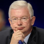 Der ehemalige CDU-Politiker Roland Koch kennt sie noch, die Ängste aus seiner Politik-Zeit. Doch auch jetzt plagen ihn manchmal noch alltägliche Sorgen. Der ehemalige CDU-Politiker Roland Koch kennt sie noch, die Ängste aus seiner Politik-Zeit. Doch auch jetzt plagen ihn manchmal noch alltägliche Sorgen.
