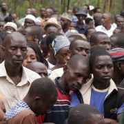 Völkermord vergisst man nicht: Trauernde Menschen gedenken im vergangenen Jahr dem Völkermord in Ruanda, bei dem 1994 mehr als 800.000 Menschen starben. Völkermord vergisst man nicht: Trauernde Menschen gedenken im vergangenen Jahr dem Völkermord in Ruanda, bei dem 1994 mehr als 800.000 Menschen starben.