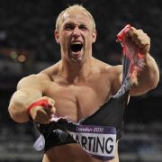 Runter mit dem Fetzen: Robert Harting wollte sein Trikot im Falle des Olympiasieges eigentlich nicht zerreißen, konnte dann jedoch nicht an sich halten. Runter mit dem Fetzen: Robert Harting wollte sein Trikot im Falle des Olympiasieges eigentlich nicht zerreißen, konnte dann jedoch nicht an sich halten.