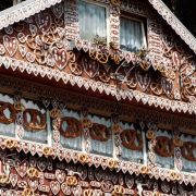 10 Meter lang, 15 Meter breit, 8 Meter hoch - mit diesen Maßen ist das Hexenhaus im Saalburger Märchenwald das größte Europas. 10 Meter lang, 15 Meter breit, 8 Meter hoch - mit diesen Maßen ist das Hexenhaus im Saalburger Märchenwald das größte Europas.