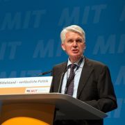 Scharfe Kritik an Angela Merkel: Der Bundesvorsitzende der Mittelstands- und Wirtschaftsvereinigung von CDU/CSU (MIT), Josef Schlarmann. Scharfe Kritik an Angela Merkel: Der Bundesvorsitzende der Mittelstands- und Wirtschaftsvereinigung von CDU/CSU (MIT), Josef Schlarmann.