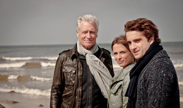 Schauspielerin Julia Brendler wurde unter anderem durch ihre Rolle als Ina Behrendsen an der Seite von Robert Atzorn (li.) und Oliver Wnuk (re.) in