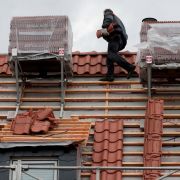 Dachdecker und Fluglotsen haben das gleiche Problem: Sie bekommen selten eine Berufsunfähigkeitsversicherung - und wenn, dann nur eine teure. Dachdecker und Fluglotsen haben das gleiche Problem: Sie bekommen selten eine Berufsunfähigkeitsversicherung - und wenn, dann nur eine teure.
