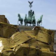 Schulden über Schulden: Deutschland und die Länder der Eurozone ächzen unter gigantischen Staatsschulden. Schulden über Schulden: Deutschland und die Länder der Eurozone ächzen unter gigantischen Staatsschulden.