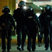 Schwerbewaffnete Polizeikräfte: Der Bankräuber soll Medienberichten zufolge eine Million Euro gefordert haben. Schwerbewaffnete Polizeikräfte: Der Bankräuber soll Medienberichten zufolge eine Million Euro gefordert haben.
