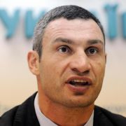 Seit 2006 hat Klitschko einen Sitz im Kiewer Stadtparlament, 2006 und 2008 kandidierte er für das Amt des Bürgermeisters von Kiew. Seit 2006 hat Klitschko einen Sitz im Kiewer Stadtparlament, 2006 und 2008 kandidierte er für das Amt des Bürgermeisters von Kiew.