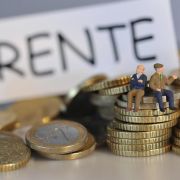 Senioren sollten regelmäßig ihre Versicherungen prüfen, damit für den Ruhestand genügend Geld übrig bleibt. Senioren sollten regelmäßig ihre Versicherungen prüfen, damit für den Ruhestand genügend Geld übrig bleibt.