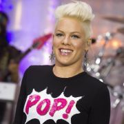 Sex im Bett? Geht nicht, da schlaft die Kleine drinnen. Also müssen bei Popstar Pink Wäschekeller und Kleiderschrank herhalten. Sex im Bett? Geht nicht, da schlaft die Kleine drinnen. Also müssen bei Popstar Pink Wäschekeller und Kleiderschrank herhalten.