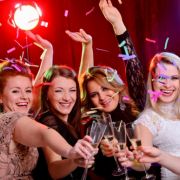 Sexy, edel, glamourös - als das kann Frau mit den richtigen Outfits zu Silvester sein. Sexy, edel, glamourös - als das kann Frau mit den richtigen Outfits zu Silvester sein.