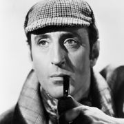 Er ist wohl der populärste Holmes-Darsteller: Basil Rathbone, stets mit Mütze und Pfeife. Er ist wohl der populärste Holmes-Darsteller: Basil Rathbone, stets mit Mütze und Pfeife.