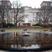 Sinti und Roma aus ganz Deutschland sind nach Berlin gereist, um bei der Einweihung des Mahnmals dabei zu sein. Sinti und Roma aus ganz Deutschland sind nach Berlin gereist, um bei der Einweihung des Mahnmals dabei zu sein.