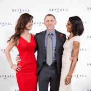 Da lacht das Agentenherz: Daniel Craig mit seinen Skyfall-Kolleginnen Bérénice Marlohe (links) und Naomie Harris. Da lacht das Agentenherz: Daniel Craig mit seinen Skyfall-Kolleginnen Bérénice Marlohe (links) und Naomie Harris.