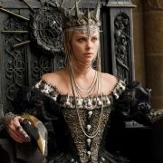 Hollywood-Schönheit Charlize Theron gibt in Snow White the Huntsman die böse Königin, die Schneewittchen nach dem Leben trachtet. Hollywood-Schönheit Charlize Theron gibt in Snow White the Huntsman die böse Königin, die Schneewittchen nach dem Leben trachtet.