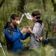 So geht es richtig: Der britische Abenteurer Bear Grylls zeigt drei jungen Pfadfindern, wie sie die Sauerstoffmasken benutzen müssen. So geht es richtig: Der britische Abenteurer Bear Grylls zeigt drei jungen Pfadfindern, wie sie die Sauerstoffmasken benutzen müssen.