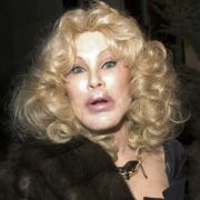 Societylady Jocelyn Wildenstein hat es mit ihren Schönheits-OPs mehr als übertrieben. Sie gab vier Millionen Dollar aus, um sich zur Katzenfrau opperieren zu lassen. Societylady Jocelyn Wildenstein hat es mit ihren Schönheits-OPs mehr als übertrieben. Sie gab vier Millionen Dollar aus, um sich zur Katzenfrau opperieren zu lassen.
