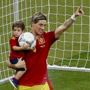 Söhnchen Leo hat den Ball und er den Goldenen Schuh: Spaniens EM-Torschützenkönig Fernando Torres. Söhnchen Leo hat den Ball und er den Goldenen Schuh: Spaniens EM-Torschützenkönig Fernando Torres.