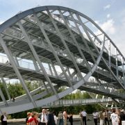 Besucher besichtigen die 70 Meter lange und 28 Meter hohe begehbare Metallskulptur Bitterfelder Bogen in Bitterfeld (Archivbild). Besucher besichtigen die 70 Meter lange und 28 Meter hohe begehbare Metallskulptur Bitterfelder Bogen in Bitterfeld (Archivbild).