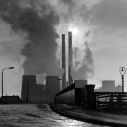 Wolken aus den Kühltürmen und Schloten steigen in den dunstigen Himmel über dem Chemiekombinat Bitterfeld (Foto aus dem Jahr 1970). Wolken aus den Kühltürmen und Schloten steigen in den dunstigen Himmel über dem Chemiekombinat Bitterfeld (Foto aus dem Jahr 1970).