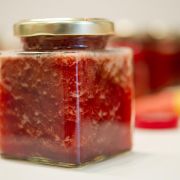 Sommerfreude im Glas - als Konfitüre oder Marmelade eingekocht bleiben aromatische Früchte lange haltbar. Sommerfreude im Glas - als Konfitüre oder Marmelade eingekocht bleiben aromatische Früchte lange haltbar.