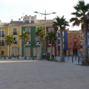 Calpe ist für zwei Dinge berühmt: Schokolade von Valor und bunte Hausfassaden an der Strandpromenade. Calpe ist für zwei Dinge berühmt: Schokolade von Valor und bunte Hausfassaden an der Strandpromenade.