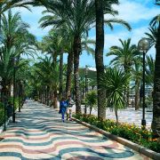 Der Paseo de la Explanada in Alicante. Die Promenade zieren über sechs Millionen Mosaiksteine. Der Paseo de la Explanada in Alicante. Die Promenade zieren über sechs Millionen Mosaiksteine.