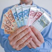 Sparer haben es derzeit nicht leicht: Niedrige Zinsen versprechen nur wenig Rendite. Doch wer sein Geld richtig verteilt, kann trotzdem Gewinn machen. Sparer haben es derzeit nicht leicht: Niedrige Zinsen versprechen nur wenig Rendite. Doch wer sein Geld richtig verteilt, kann trotzdem Gewinn machen.