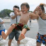 Spaß am Strand: Eltern und ihr Sohn baden im Pazifik bei Iwaki, dem ersten wiedereröfneten Strand nach dem Super-Gau. Spaß am Strand: Eltern und ihr Sohn baden im Pazifik bei Iwaki, dem ersten wiedereröfneten Strand nach dem Super-Gau.