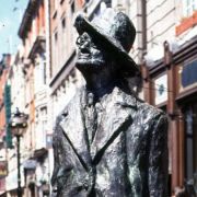 In Ulysses hat Schriftsteller James Joyce seinem Dublin ein Denkmal gesetzt. Dafür steht nun eine James-Joyce-Statue in der irischen Stadt. In Ulysses hat Schriftsteller James Joyce seinem Dublin ein Denkmal gesetzt. Dafür steht nun eine James-Joyce-Statue in der irischen Stadt.