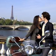 Für Romantiker immer einen lohnendes Ziel: Paris. Der Eiffelturm und die Brücken an der Seine sind beliebte Plätze. Für Romantiker immer einen lohnendes Ziel: Paris. Der Eiffelturm und die Brücken an der Seine sind beliebte Plätze.