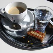 Ob der Verlängerte, ein Fiaker oder die Melange - Wien ist für seine Kaffeehauskultur berühmt. Ob der Verlängerte, ein Fiaker oder die Melange - Wien ist für seine Kaffeehauskultur berühmt.