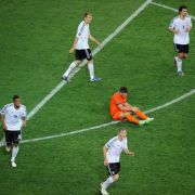 Starker Defensivverbund: Bastian Schweinsteiger und die deutsche Abwehr ließen Holland und Klaas-Jan Huntelaar keine Chance. Starker Defensivverbund: Bastian Schweinsteiger und die deutsche Abwehr ließen Holland und Klaas-Jan Huntelaar keine Chance.