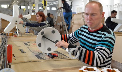 Stephan Meitzner montiert am 29.10.2014 in der Behindertenwerkstatt des Deutschen Roten Kreuzes in Nuthetal (Brandenburg) eine Lampe zur Beleuchtung des früheren Grenzverlaufs in Berlin.