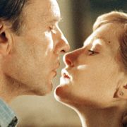 Vic Allen (Jean-Louis Trintignant) und Melanie (Isabelle Huppert) in Stille Wasser. Vic Allen (Jean-Louis Trintignant) und Melanie (Isabelle Huppert) in Stille Wasser.