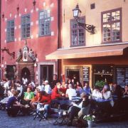 In Gamla stan befinden sich zahlreiche Restaurants, Bars und Cafés wie Chokladkoppen. In Gamla stan befinden sich zahlreiche Restaurants, Bars und Cafés wie Chokladkoppen.