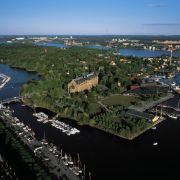 Auf der Insel Djurgarden befinden sich unter anderem das Vasamuseum und Skansen. Auf der Insel Djurgarden befinden sich unter anderem das Vasamuseum und Skansen.